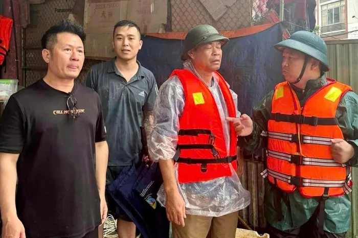 Nghệ sĩ Việt đến tâm lũ hỗ trợ người dân