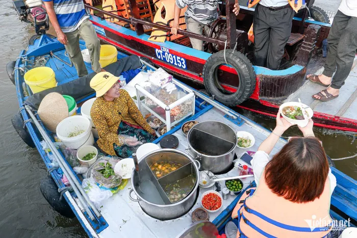 ‘Bún lắc’ độc lạ ở Cần Thơ, khách run tay bưng bát thấy thú vị