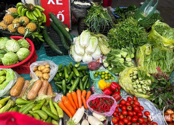 Chợ Hà Nội: Hành lá và mùi tàu đắt ngang thịt lợn, giá rau xanh tăng gấp 2-3 lần