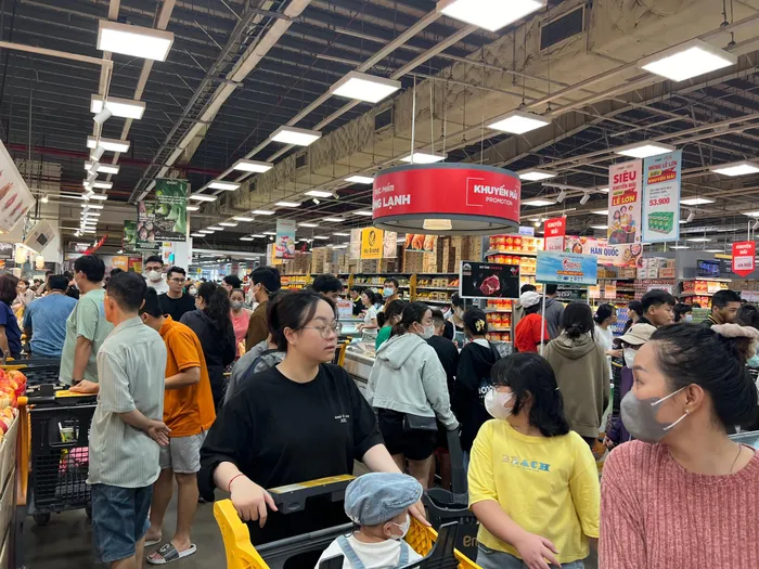 Siêu thị ở TP HCM tấp nập khách