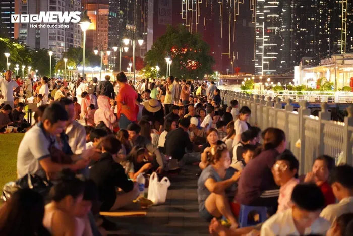 Biển người ùn ùn đổ về trung tâm TP.HCM chờ xem pháo hoa tối 2/9