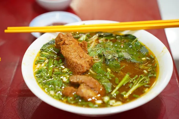 Quán hủ tíu mì sườn kho ‘núp hẻm’ khiến khách ăn hơn 30 năm không ngán