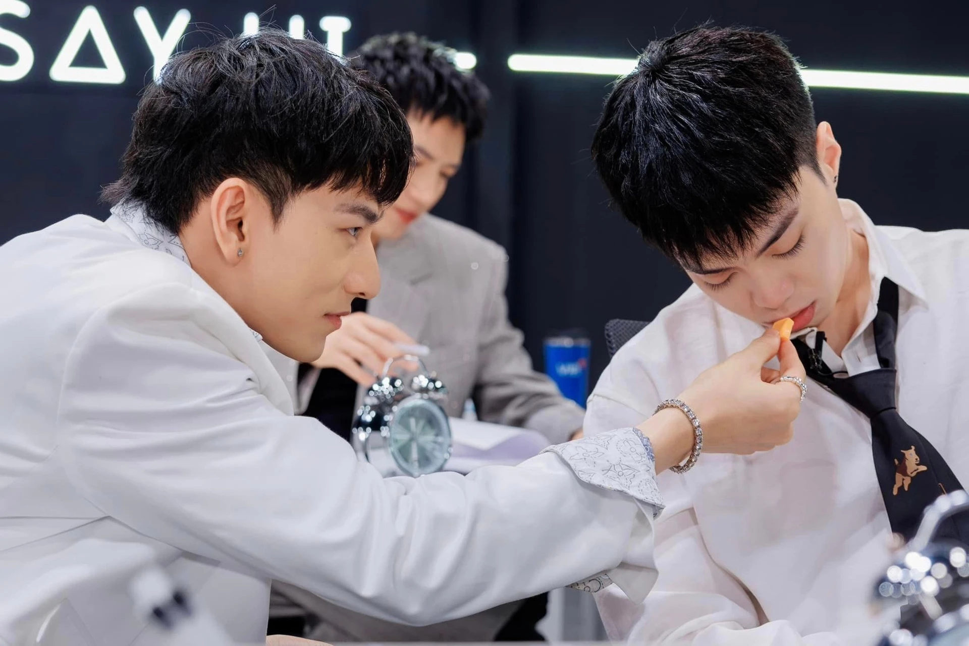 Tranh cãi khi sao nam Việt được ghép cặp