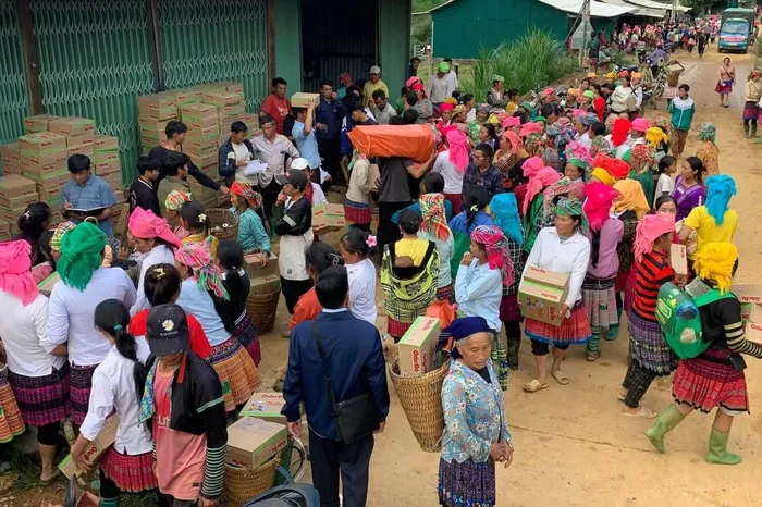 Lý do có nơi hàng cứu trợ lũ lụt chất thành đống, không ai phân phát