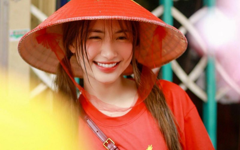 Hòa Minzy lên tiếng khi bị nói lợi dụng bán hàng trục lợi từ bão lũ