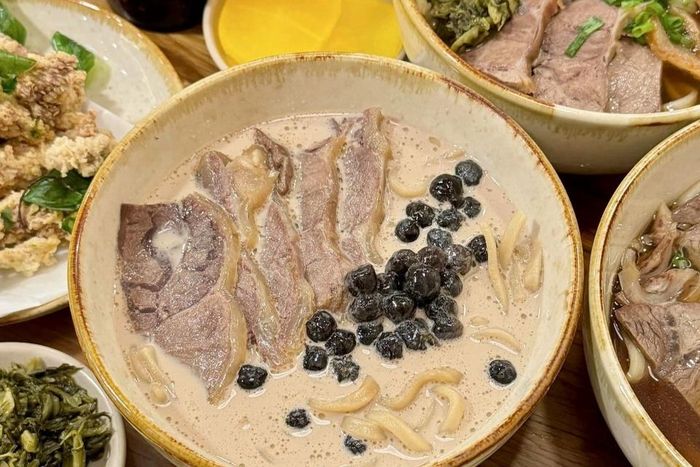 Khách review ‘ngậy và lợ’ khi thử món mì trà sữa bắp bò ở Hà Nội