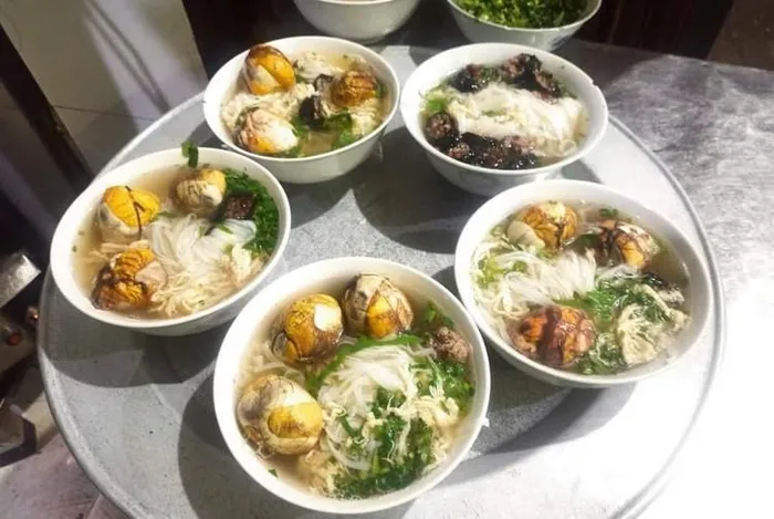 Kì lạ quán phở có giá chỉ 5.000 đồng/bát, gần 20 năm không tăng giá