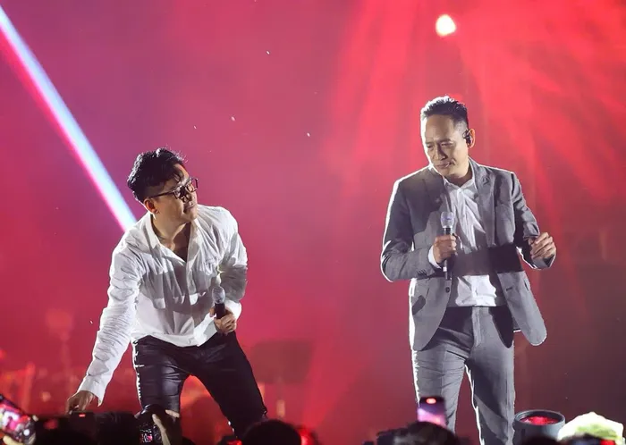 Tuấn Hưng quỳ lạy Duy Mạnh trên sân khấu