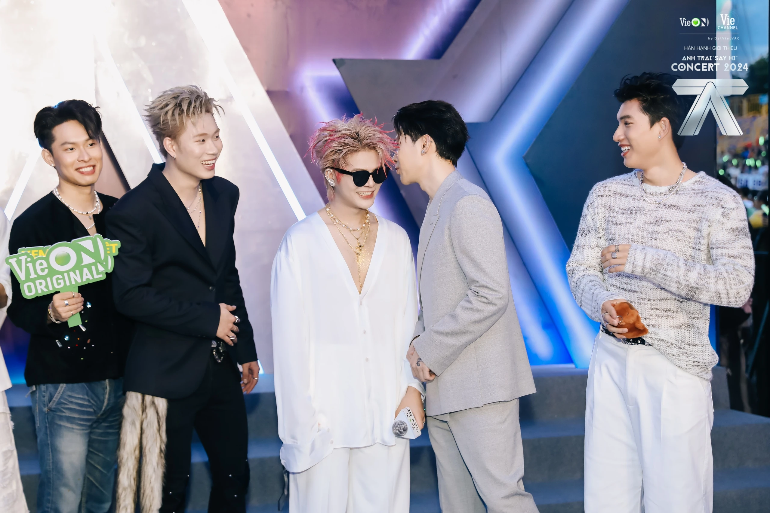 Thấy gì từ cơn sốt chưa từng có ở showbiz Việt