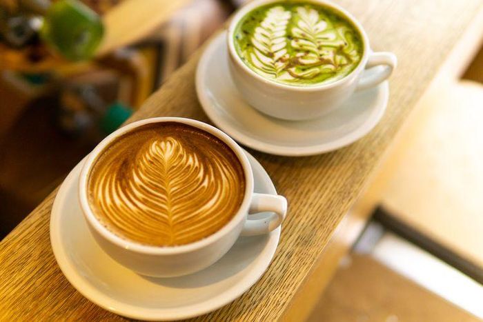 Cà phê hay matcha tốt hơn cho sức khỏe?