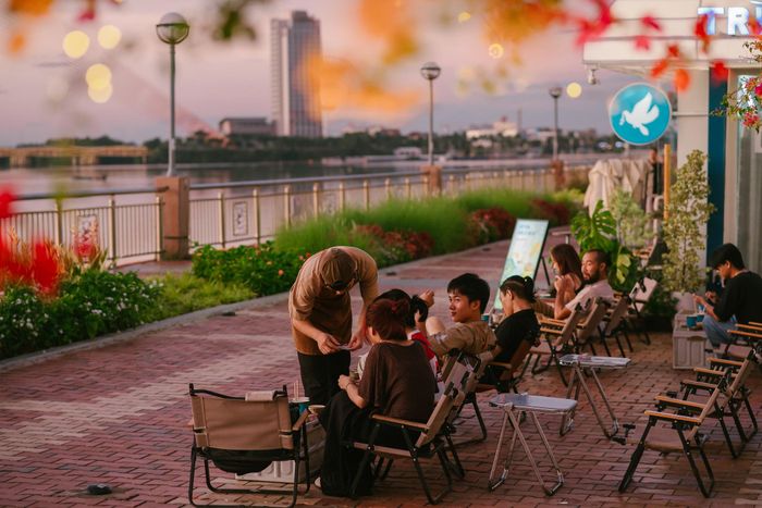 Trend ‘cà phê từ 4h sáng’ giúp Phê La hot nhất MXH