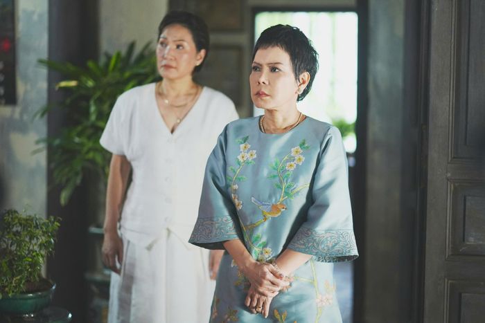 Cú bắt tay của Việt Hương và Hồng Đào