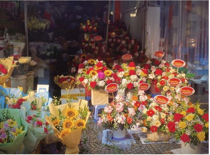 Nhiều cửa hàng hoa trên vỉa hè Hà Nội trầm lắng, ế ẩm trong ngày 20/10