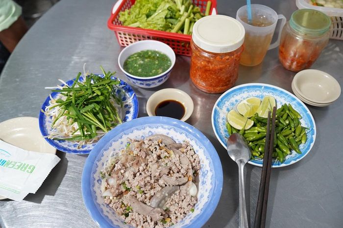 Tiệm hủ tiếu Nam Vang hơn 40 năm ở Quận 10, đông nghìn nghịt khách mỗi sáng