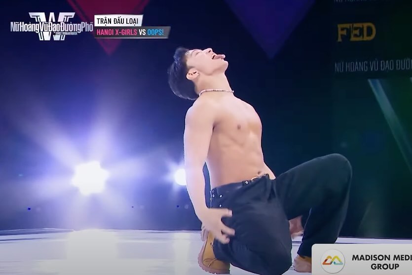 Màn cởi áo chào sân làm nóng mặt dân tình của Knucks khiến Diệp Lâm Anh và Hari Won “té ghế”