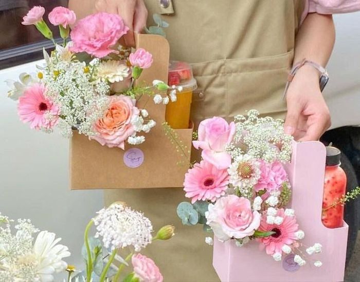 Thị trường quà tặng dịp 20/10: Combo hoa tươi kèm trà, bánh hút khách