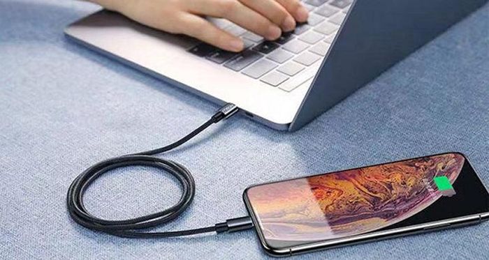 Cắm sạc pin điện thoại bằng máy tính có giảm tuổi thọ pin?