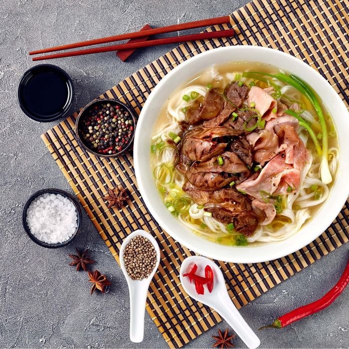 Ăn phở, bánh mì đủ mức giá tại sân bay Nội Bài