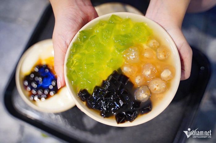 Quán tào phớ ‘siêu nhỏ, siêu chật’ ở Hà Nội, khách xếp hàng dài chờ mua