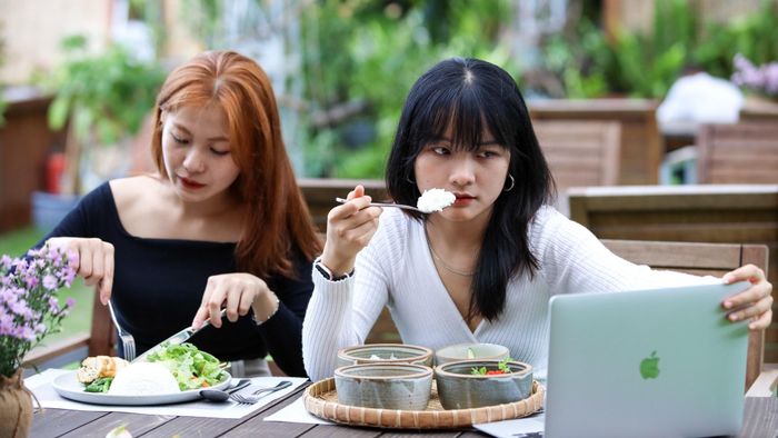 Dân văn phòng TP.HCM cắt trà sữa, bớt chốt đơn vì thu nhập ‘teo tóp’