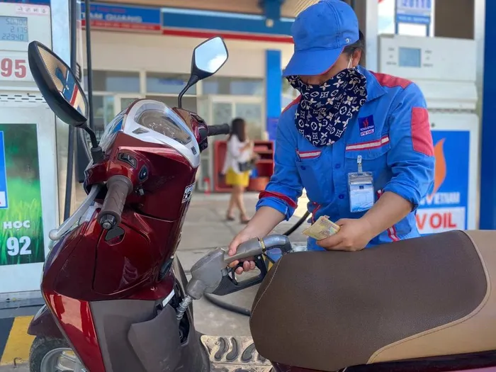 Giá xăng giảm mạnh từ chiều nay, xăng A95 còn hơn 19.800 đồng/lít