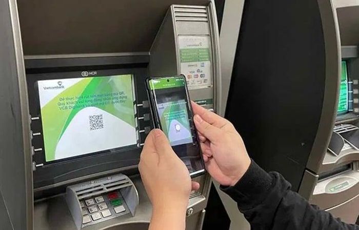 Có được rút tiền bằng mã QR tại ATM khác ngân hàng?