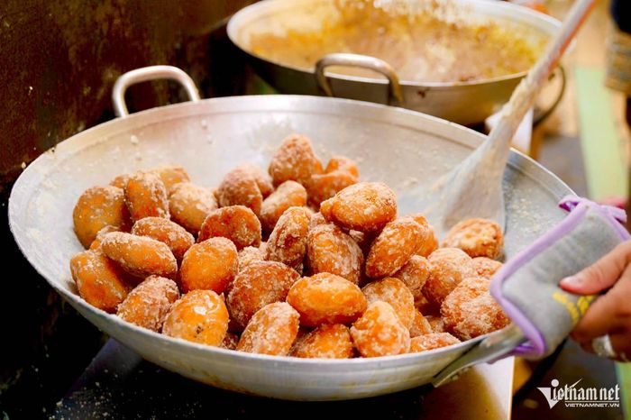 Quán ‘siêu nhỏ’ ngày bán vài nghìn chiếc bánh rán, khách đứng kín vỉa hè chờ mua