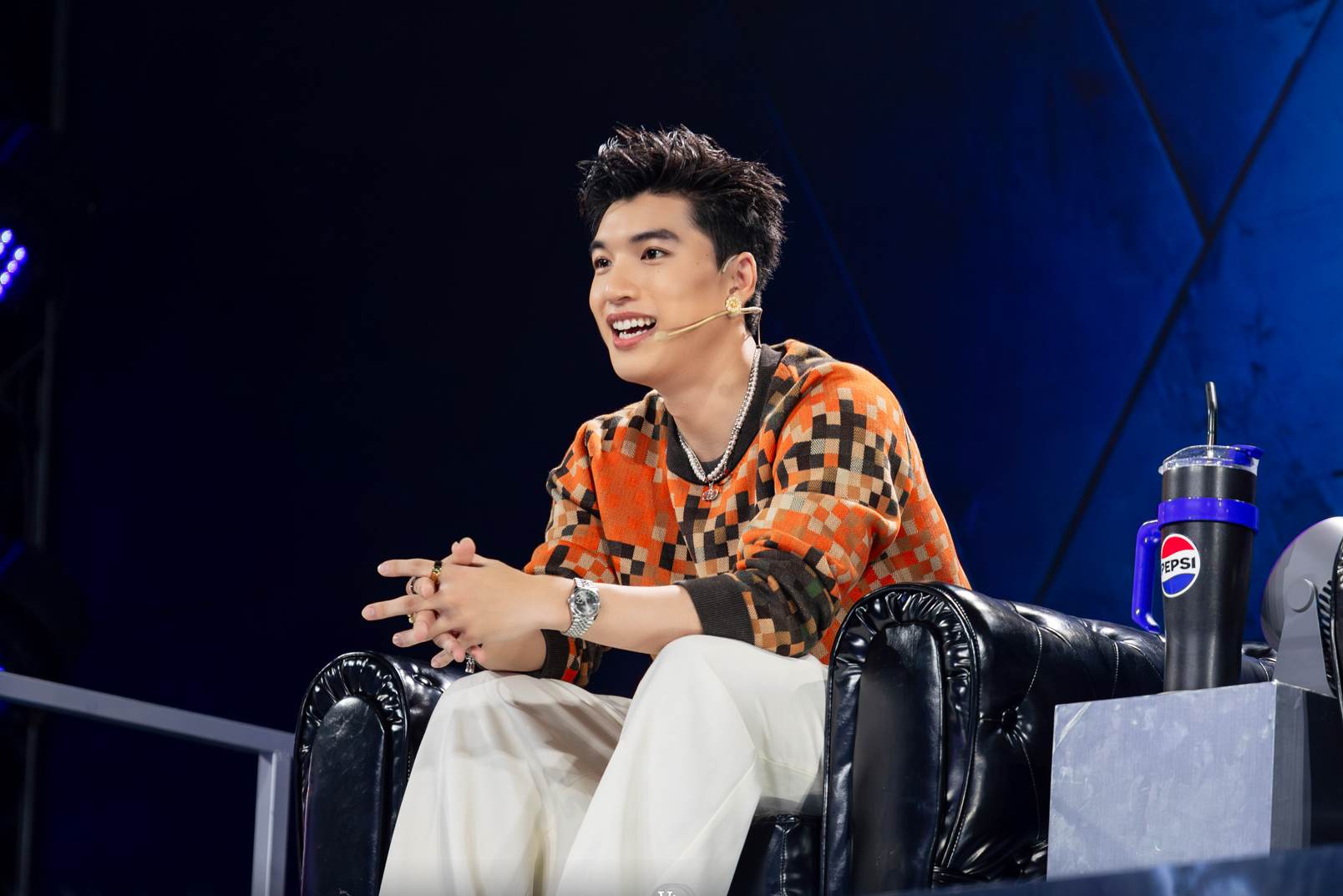 HIEUTHUHAI bị soán ngôi