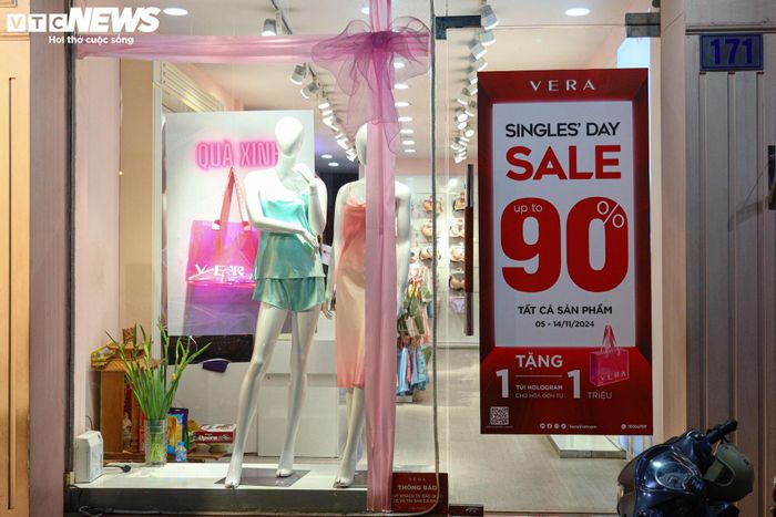 Khách thờ ơ mua sắm, cửa hàng vắng ngắt trước ngày hội siêu giảm giá 11/11