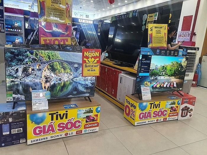 Các siêu thị điện máy bất ngờ giảm giá tivi đến gần 90%