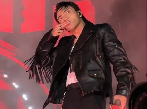 Soobin Hoàng Sơn vướng tranh cãi vì mặc đồ ‘lạc quẻ’ trong show diễn