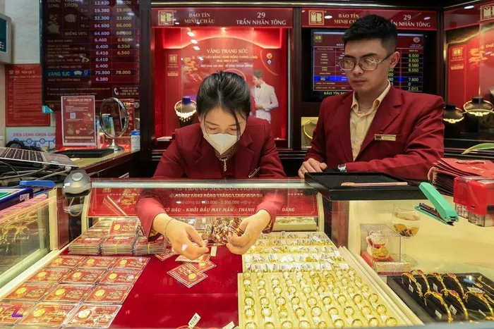 Giá vàng mất 6 triệu đồng/lượng, người mua lỗ nặng