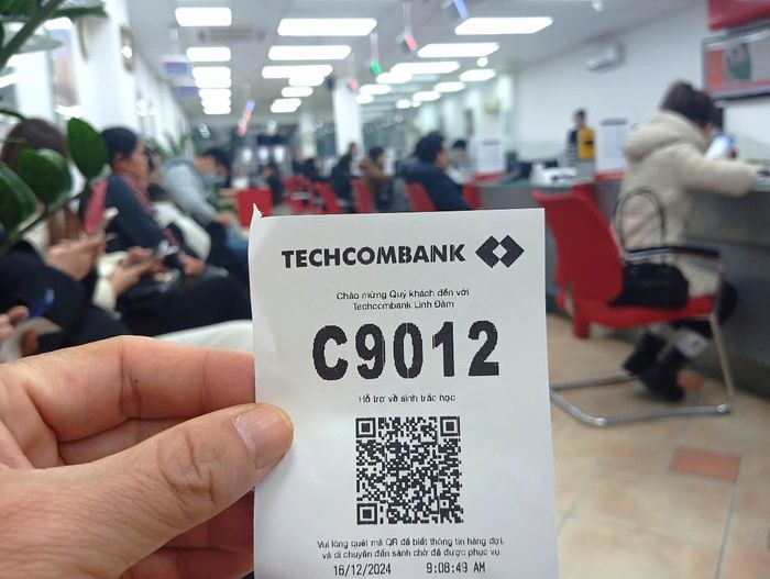 Quá tải người đi cập nhật tài khoản trước hạn khóa, khách phải chờ cả tiếng