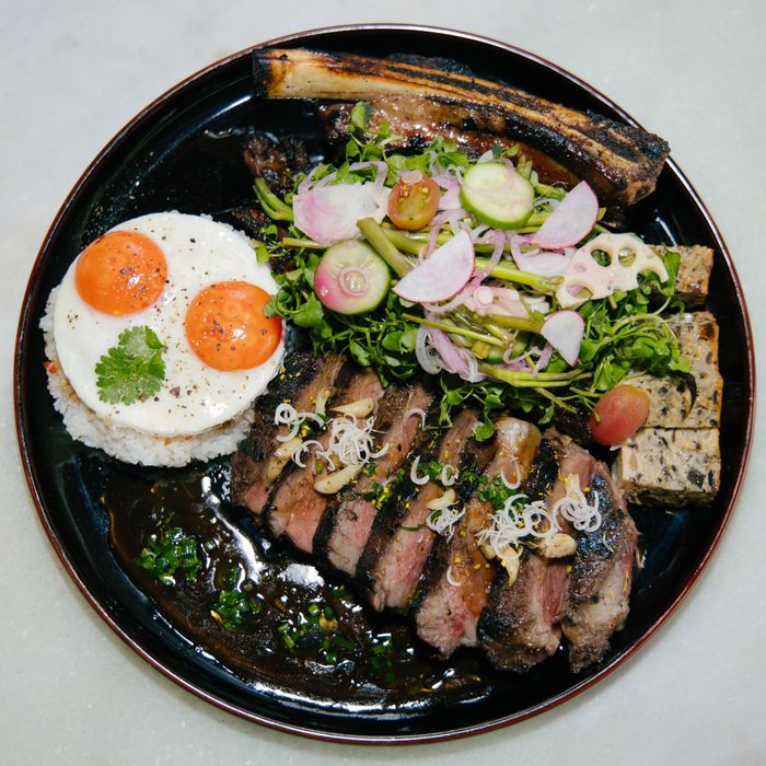 Khách Pháp lần đầu ăn cơm tấm 2,5 triệu đồng ở TP.HCM