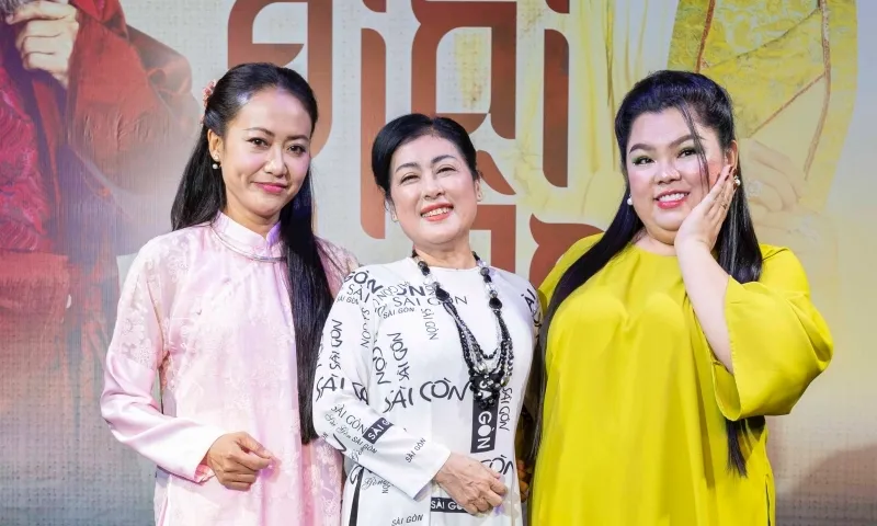 Nghệ sĩ Hồng Ánh gặp vấn đề sức khỏe, vở ‘Dưới bóng giai nhân’ bị hủy