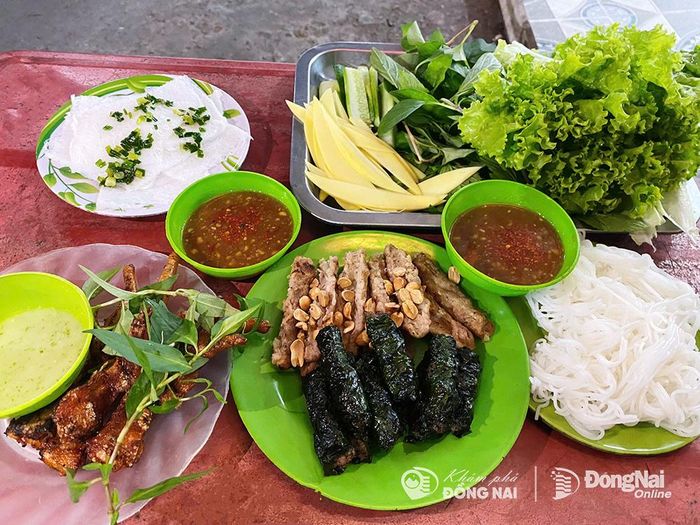 Khám phá ‘phố’ ẩm thực về đêm không lúc nào vắng khách ở khu chợ Sặt nhỏ Hố Nai