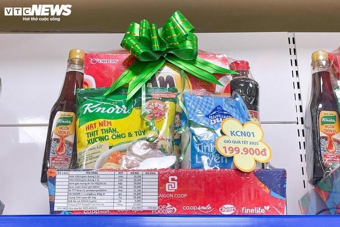 Nước mắm, dầu ăn, xà phòng hóa giỏ quà Tết độc lạ