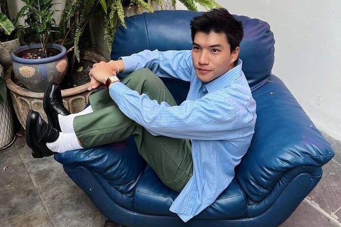 HIEUTHUHAI bị công kích vì phối tất trắng với giày đen