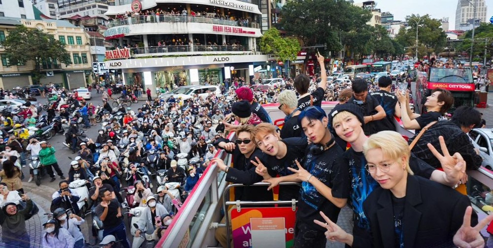 Cảnh tượng náo loạn ở Hồ Gươm