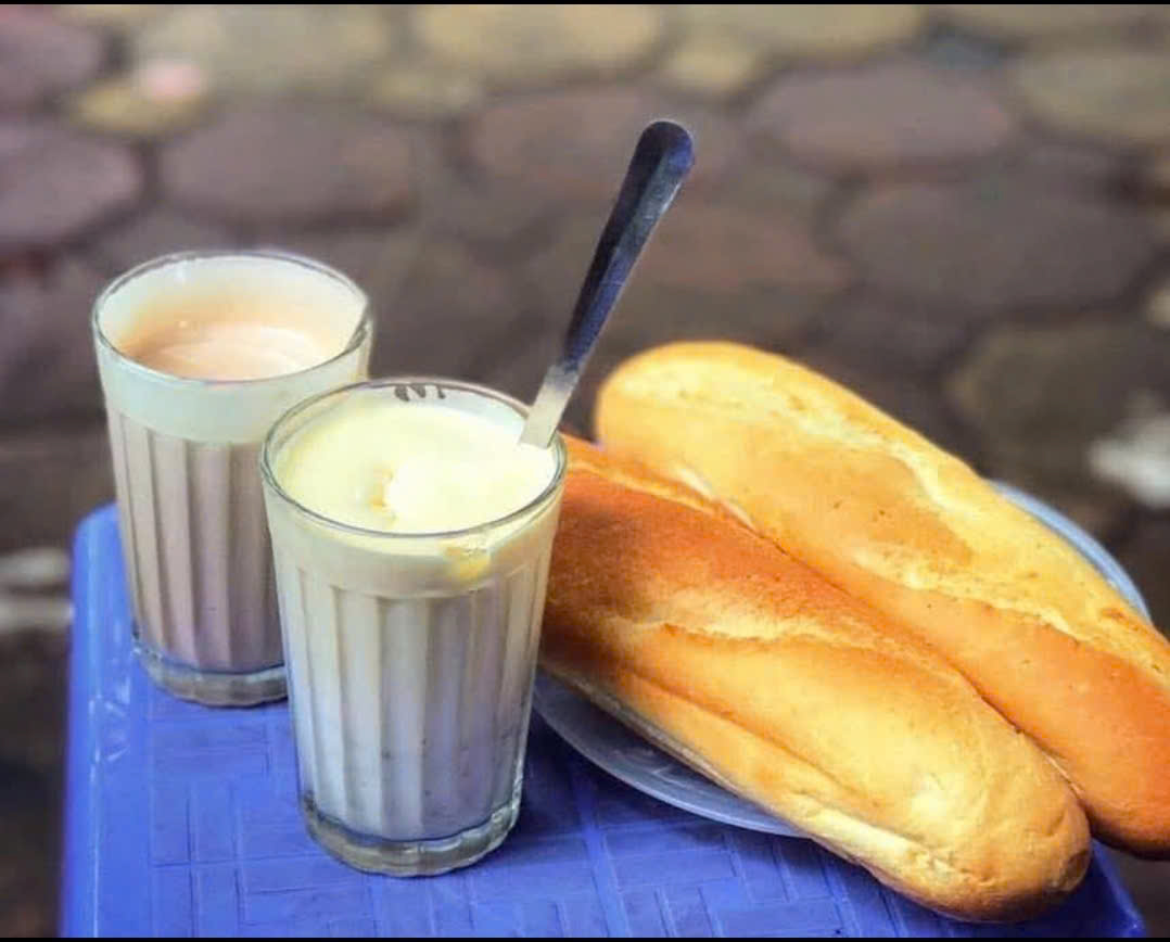 Quán kem trứng tuổi thơ ở Hà Nội lúc nào cũng đông khách