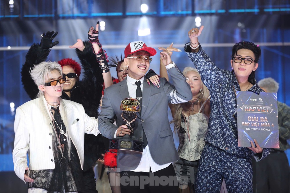 Chung kết Rap Việt 2024: Phát ngôn ‘kém duyên’ của Trấn Thành khiến Manbo khó xử