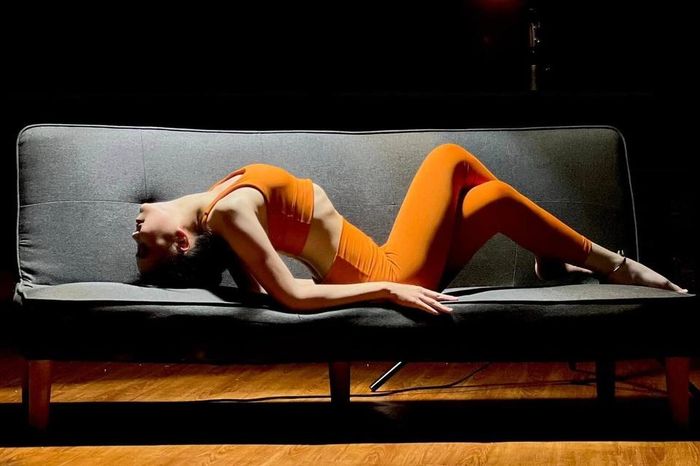 Tranh cãi việc mặc đồ yoga bó sát trước cổng Chợ Bến Thành