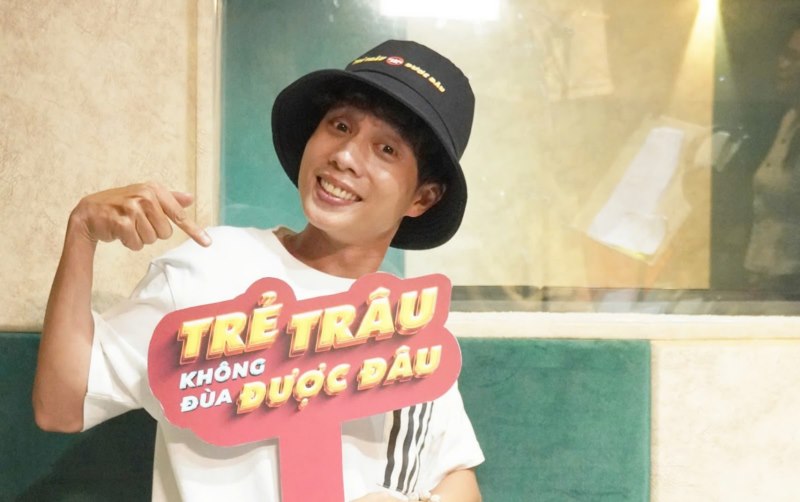 Cặp đôi Lê Lộc – Tuấn Dũng tham gia lồng tiếng trong bộ phim Thái Lan hot nhất đầu năm 2025 – Trẻ Trâu Không Đùa Được Đâu