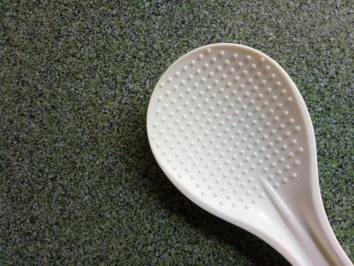 Vì sao trên muôi xới cơm có những chấm tròn và tiết lộ ít người biết