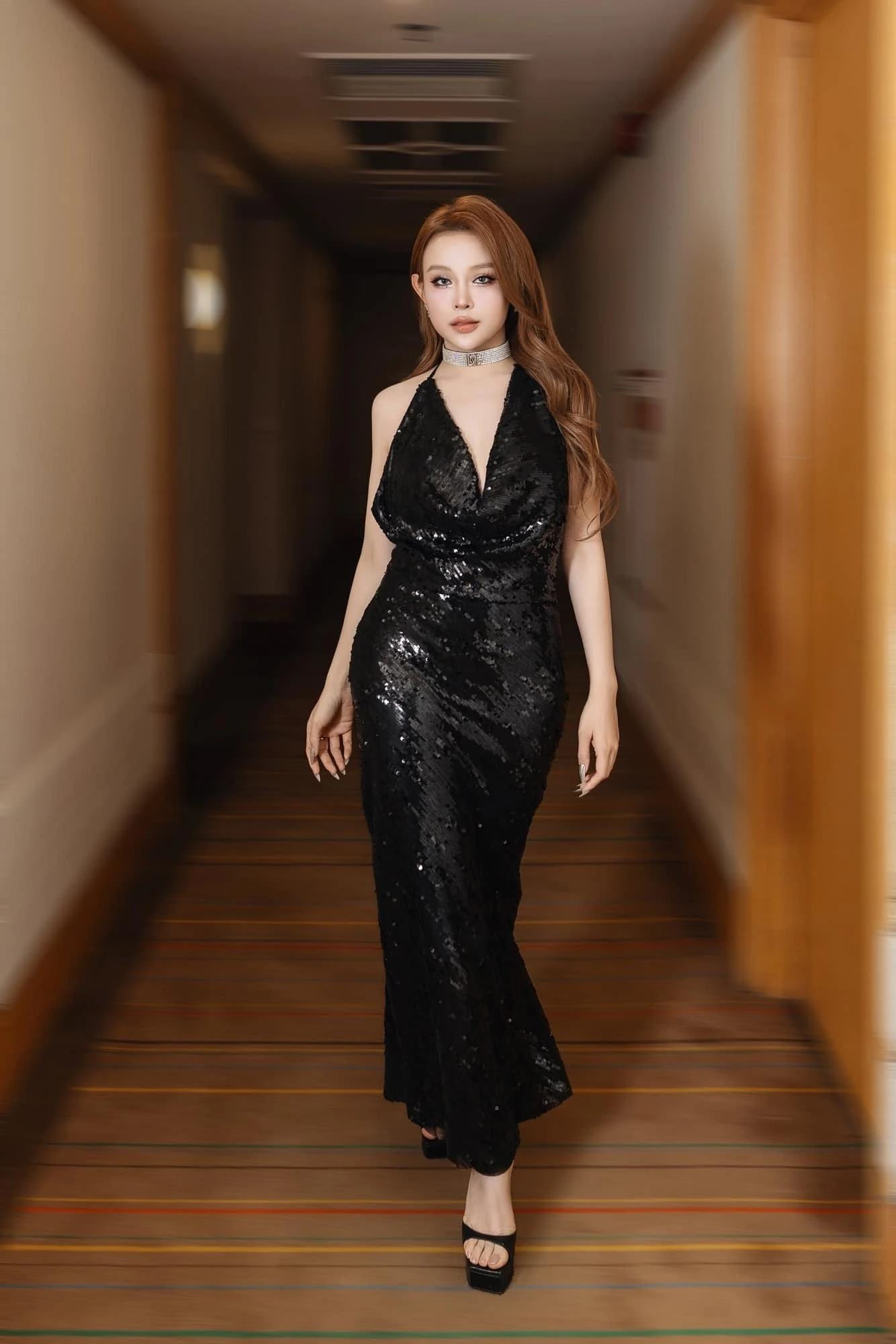 Huyền Baby mất điểm vì váy xẻ sâu