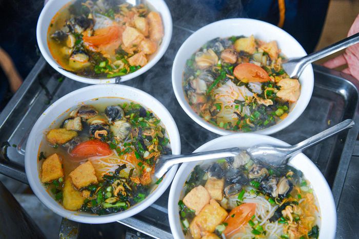 Quán ‘giải ngấy’ ở Hà Nội đông kín ngày mùng 1 Tết, phục vụ khách mỏi tay