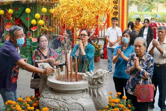 Người dân TP.HCM nô nức đi chùa ngày đầu năm