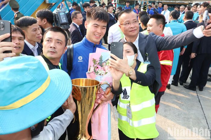 Đội tuyển Việt Nam mang cúp vô địch trở về