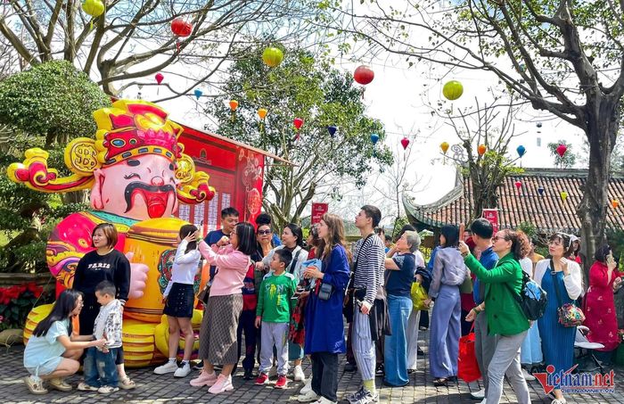 Du khách đổ về Đà Nẵng, nhiều điểm du lịch nổi tiếng đông kín ngày mùng 3 Tết