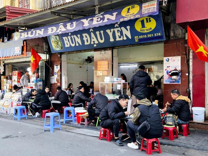 Hàng quán ở Hà Nội tấp nập, khách xếp hàng chờ phục vụ